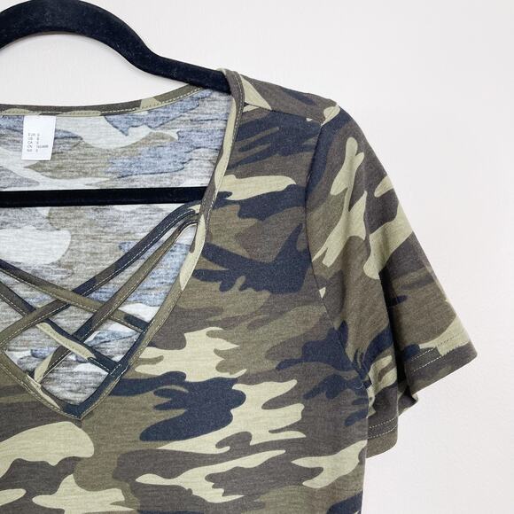 Boutique Camo Printed Cross Front V Neck Short Sleeve Tee Small S Green Brown - Picture 3 of 7
